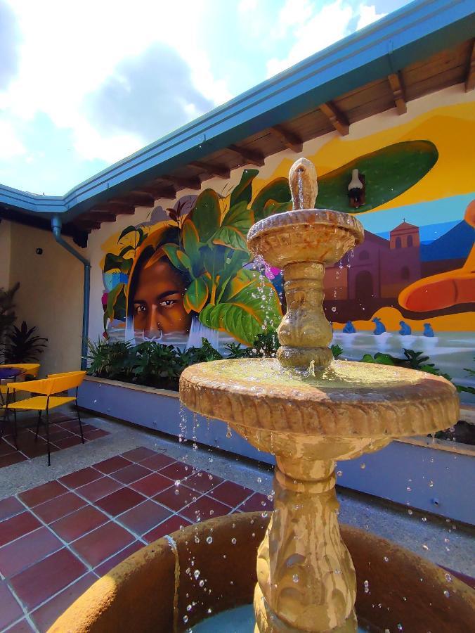 Trip Monkey Giron Hotel Bagian luar foto
