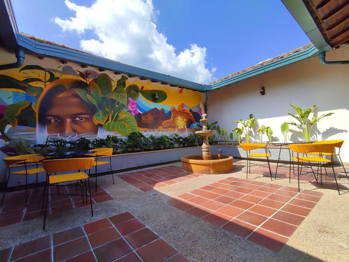Trip Monkey Giron Hotel Bagian luar foto