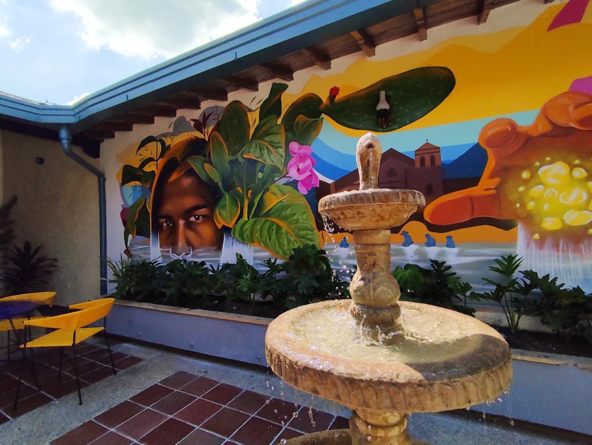 Trip Monkey Giron Hotel Bagian luar foto
