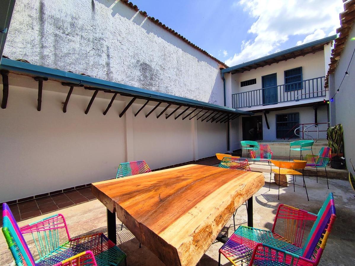 Trip Monkey Giron Hotel Bagian luar foto