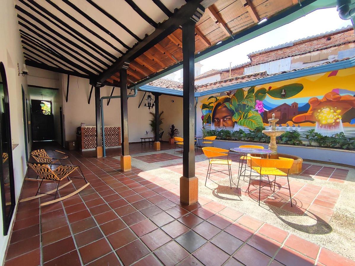 Trip Monkey Giron Hotel Bagian luar foto