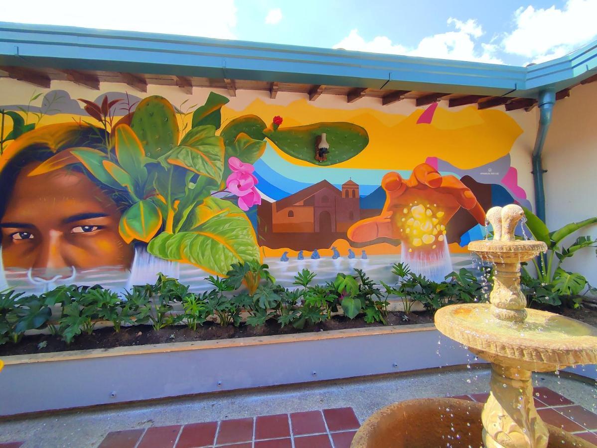 Trip Monkey Giron Hotel Bagian luar foto